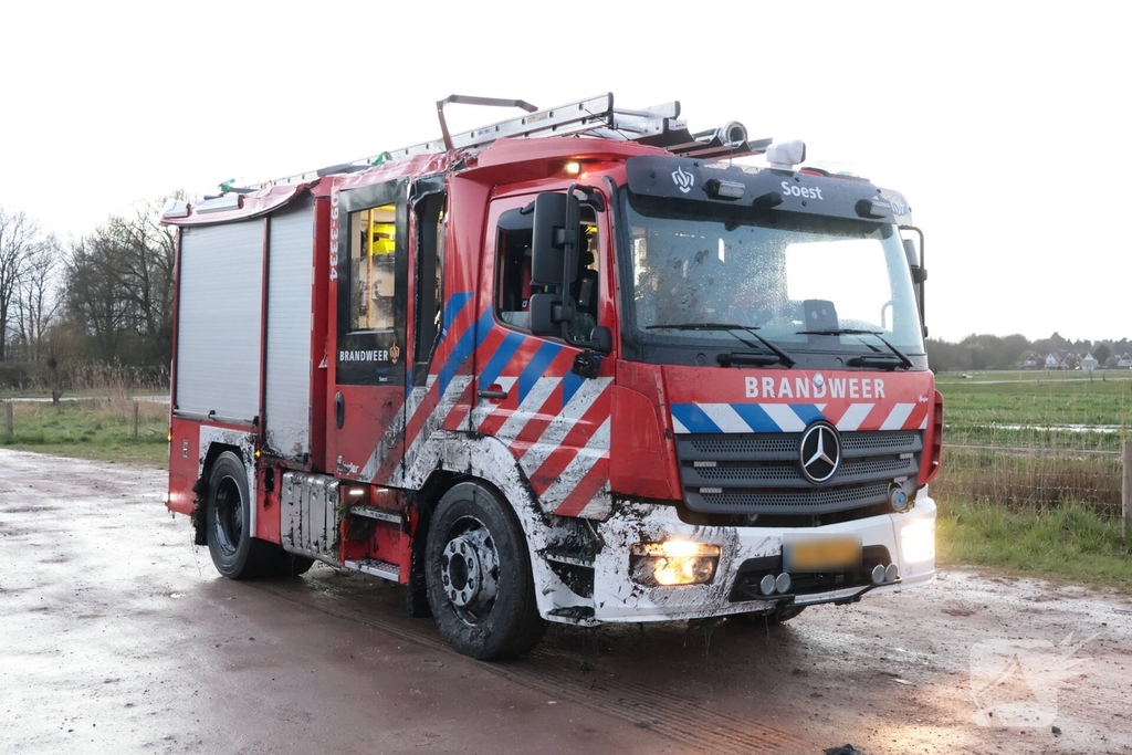 Brandweervoertuig na uren geborgen