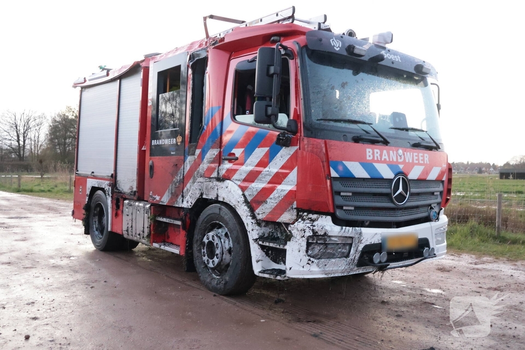 Brandweervoertuig na uren geborgen