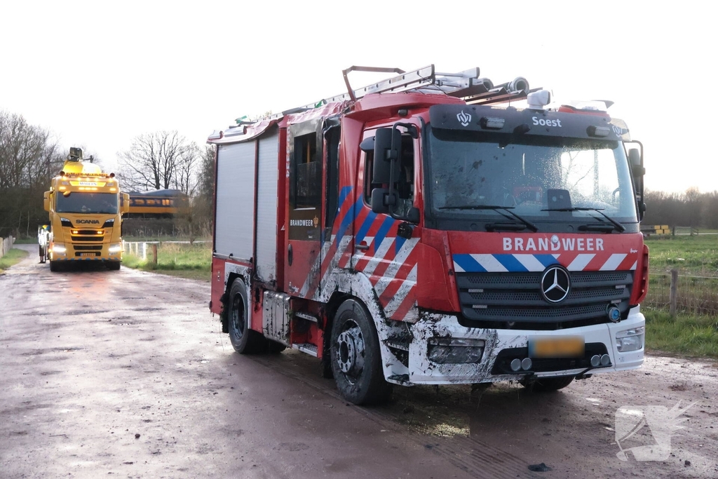 Brandweervoertuig na uren geborgen
