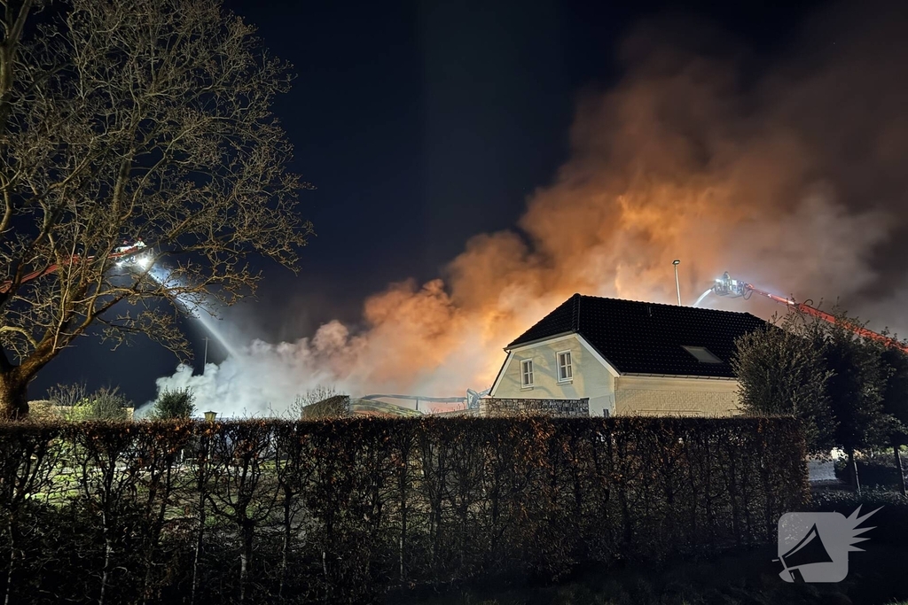 Zeer grote brand verwoest bedrijf