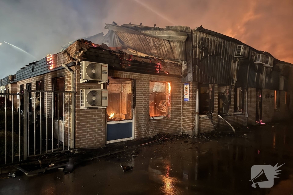 Zeer grote brand verwoest bedrijf