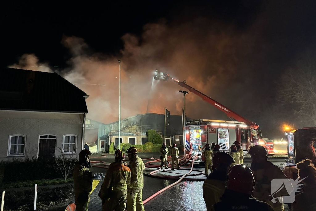 Zeer grote brand verwoest bedrijf