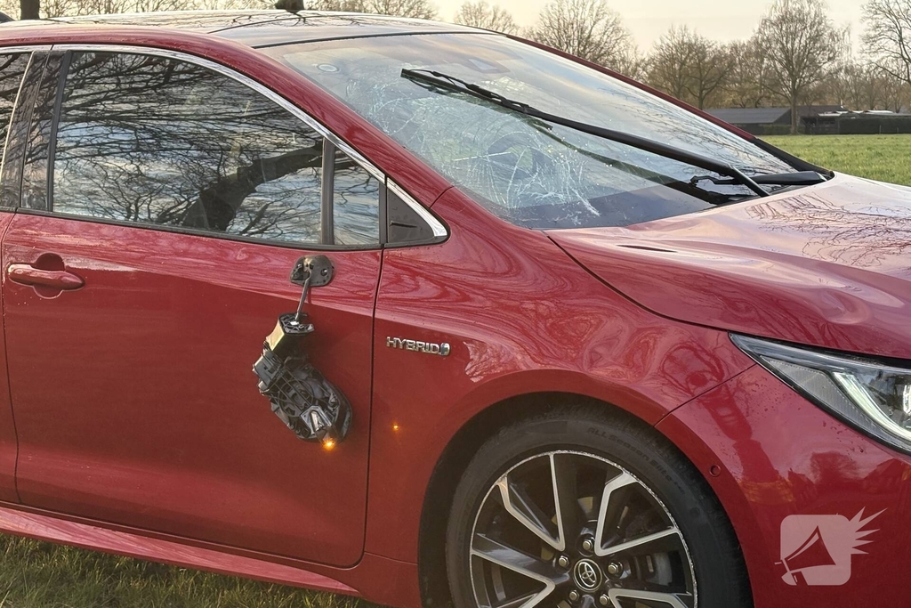 Auto rijdt ree aan op drukke weg