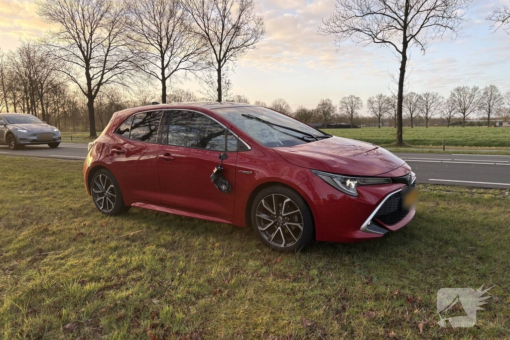Auto rijdt ree aan op drukke weg