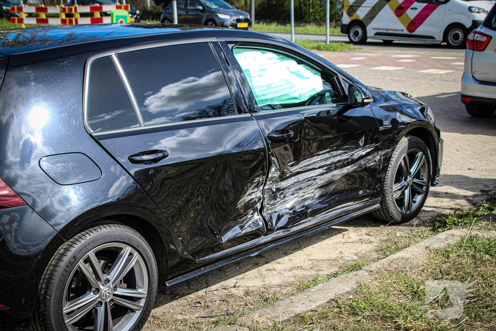 Aanrijding tussen twee voertuigen leidt tot schade