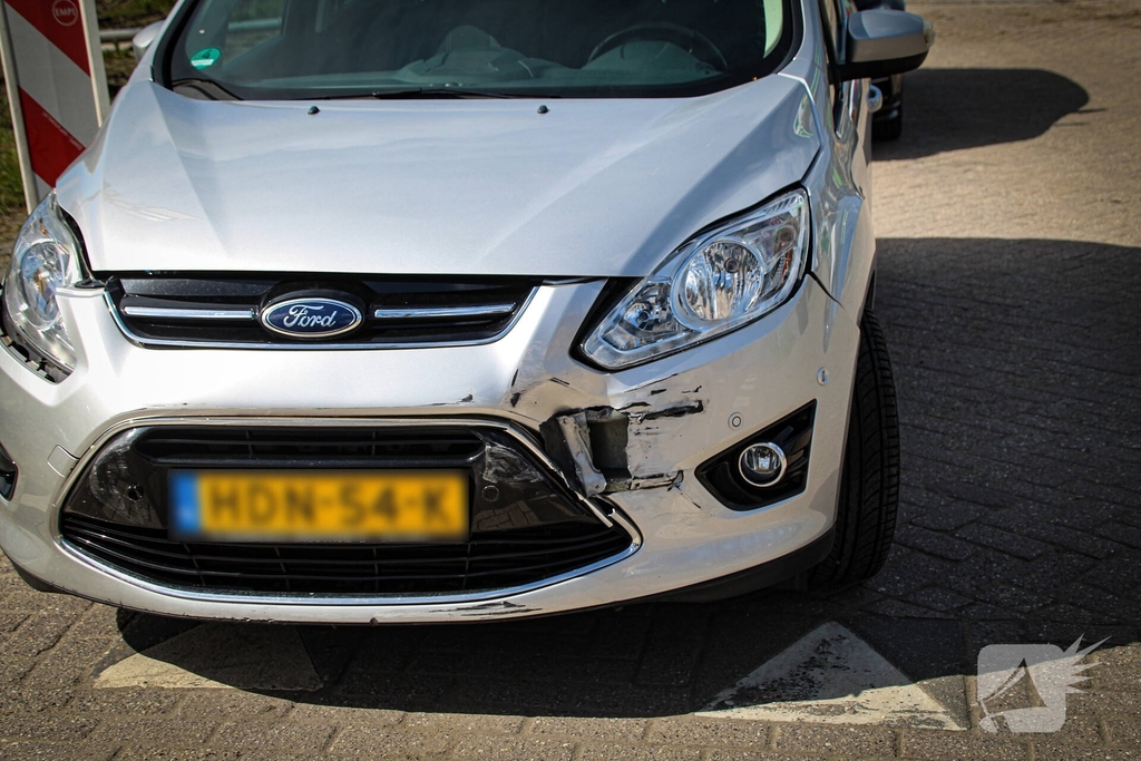 Aanrijding tussen twee voertuigen leidt tot schade