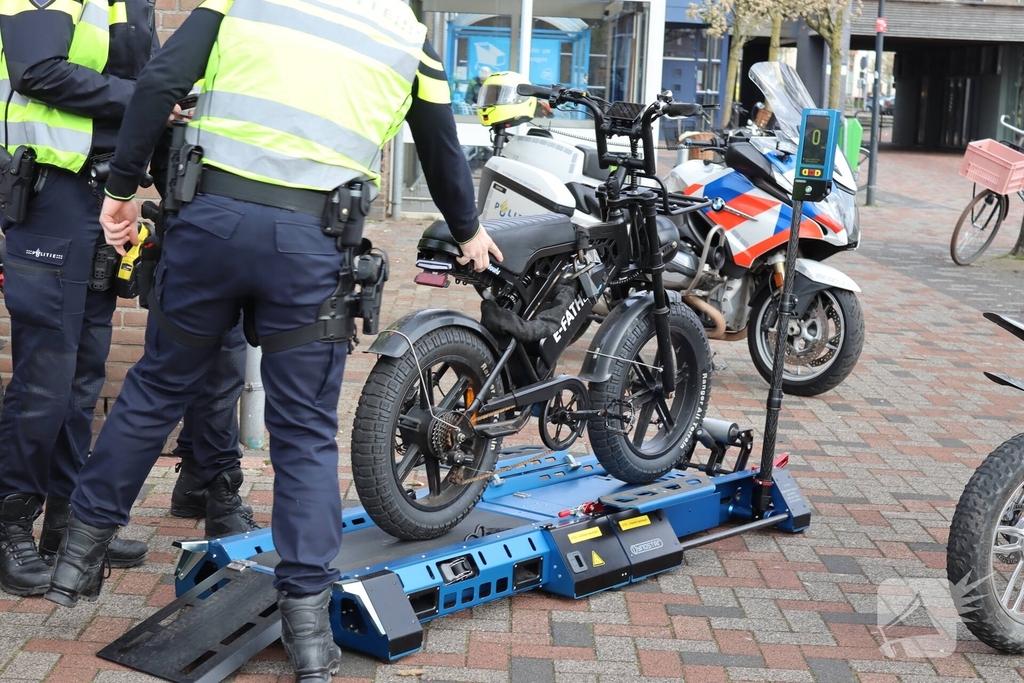 Meerdere bekeuringen en inbeslagnames bij politiecontrole