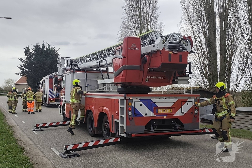 Brandweer verwijdert gevaarlijk hangende takken