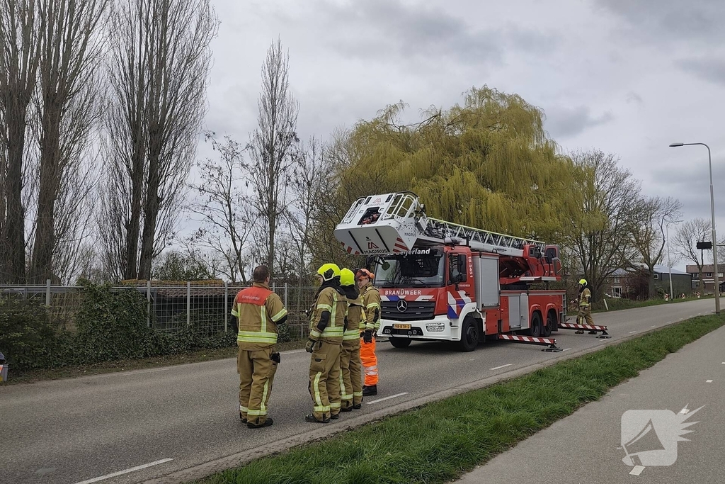 Brandweer verwijdert gevaarlijk hangende takken