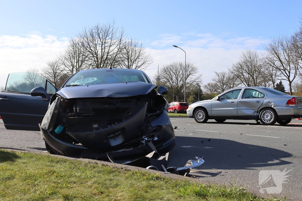 Aanrijding zorgt voor total loss voertuigen