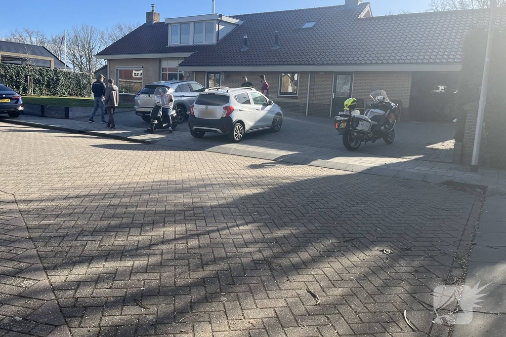 Jongen op elektrische step botst op auto