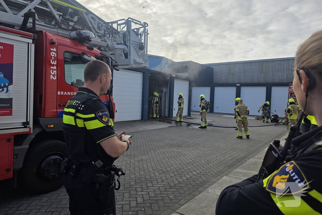 Brandweer bestrijdt brand in garagebox