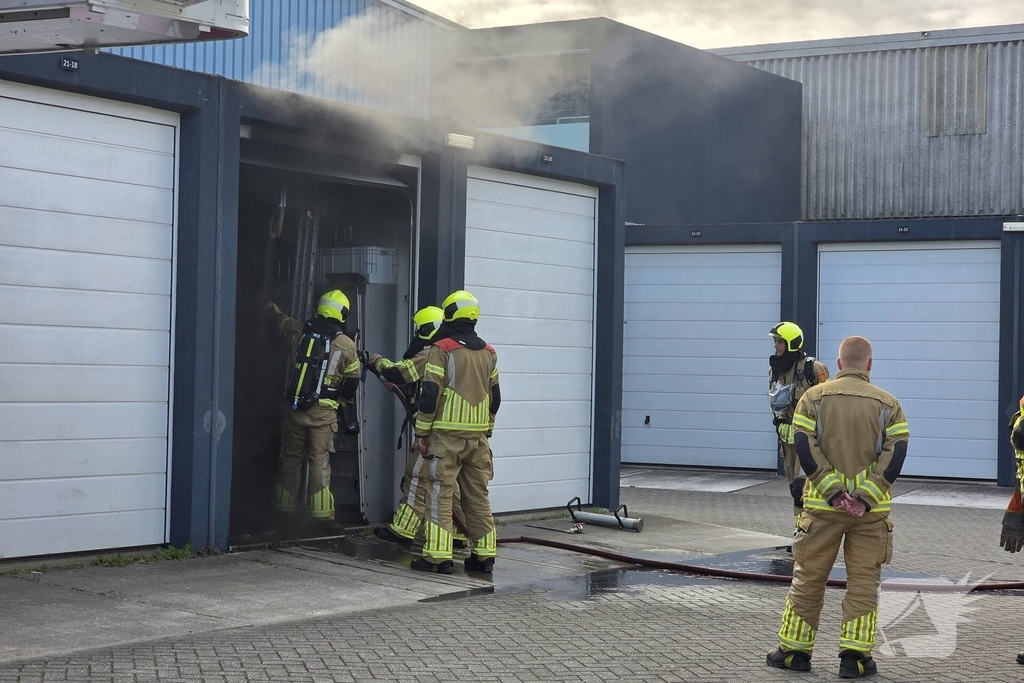 Brandweer bestrijdt brand in garagebox