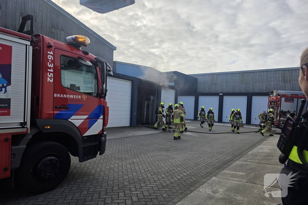 Brandweer bestrijdt brand in garagebox