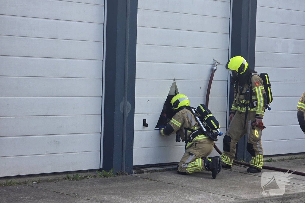 Brandweer bestrijdt brand in garagebox