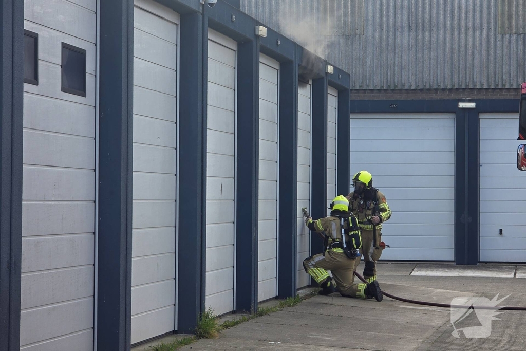 Brandweer bestrijdt brand in garagebox