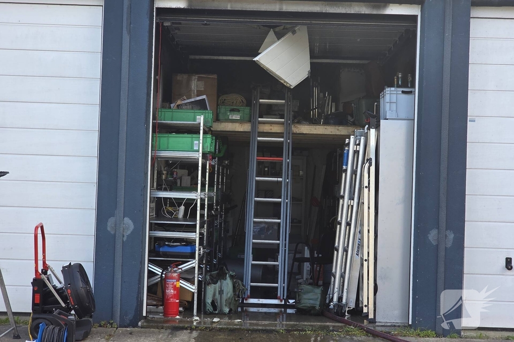 Brandweer bestrijdt brand in garagebox