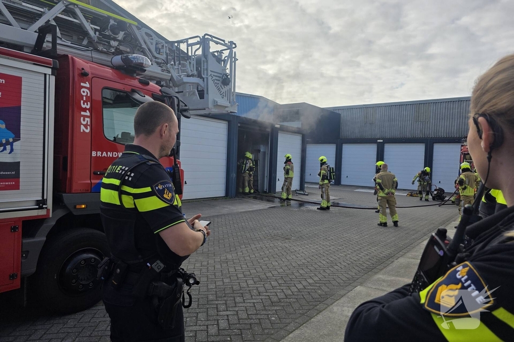 Brandweer bestrijdt brand in garagebox