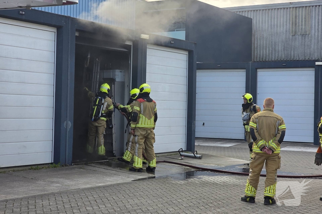 Brandweer bestrijdt brand in garagebox