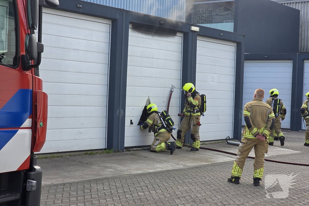 Brandweer bestrijdt brand in garagebox