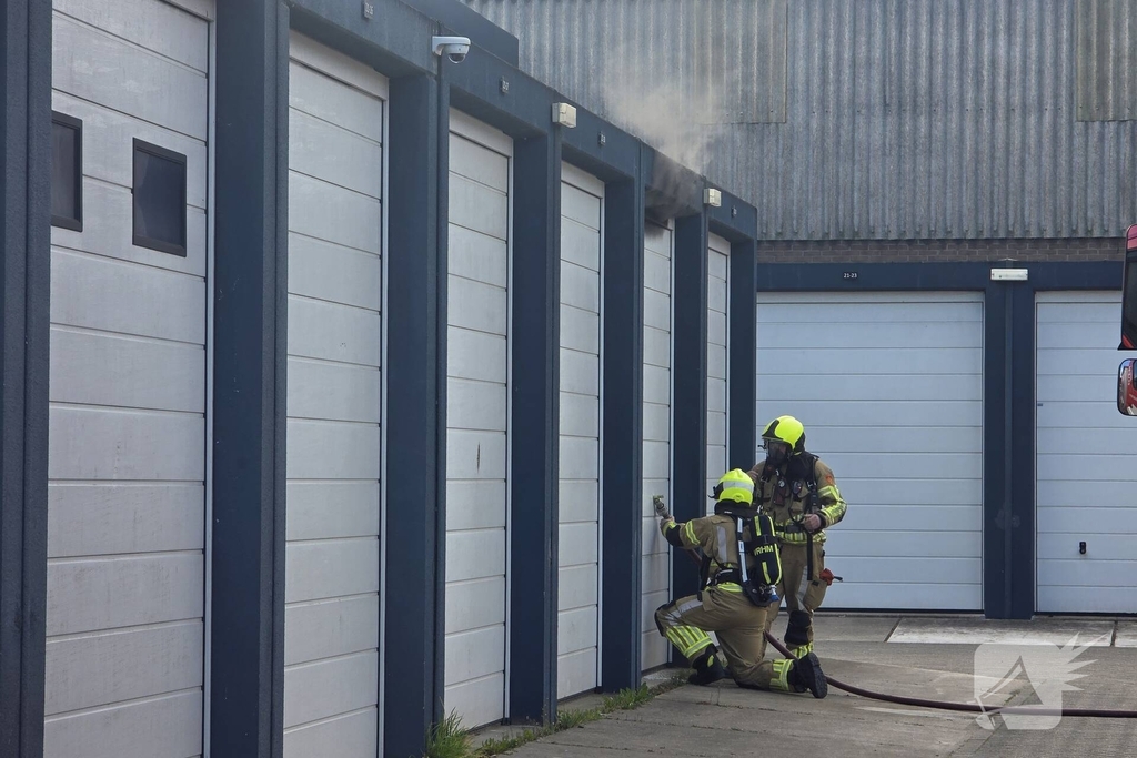 Brandweer bestrijdt brand in garagebox
