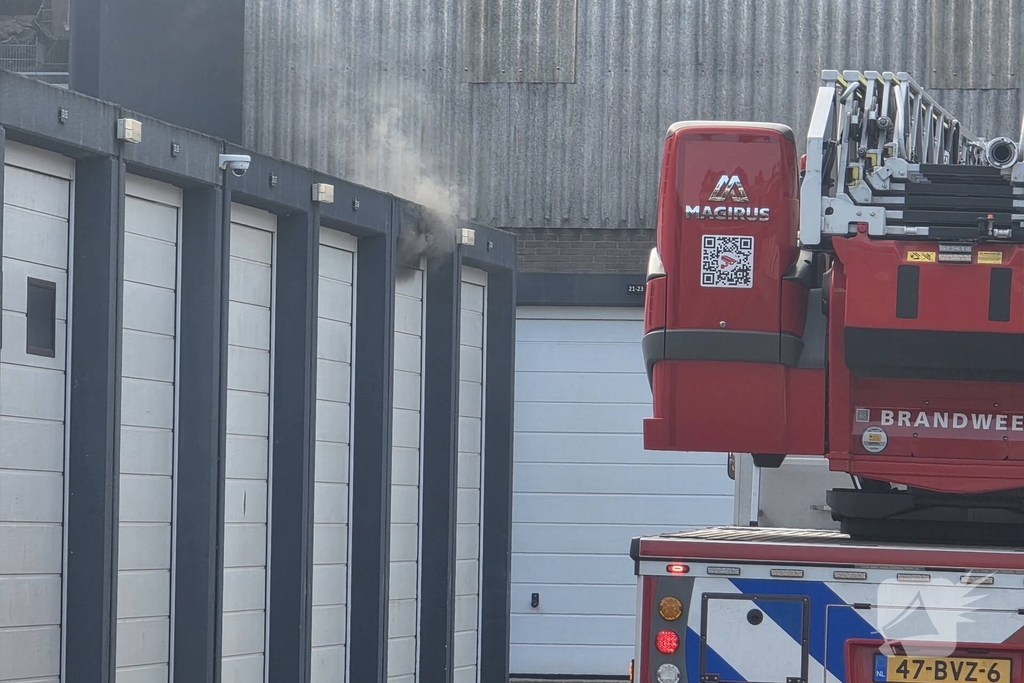 Brandweer bestrijdt brand in garagebox