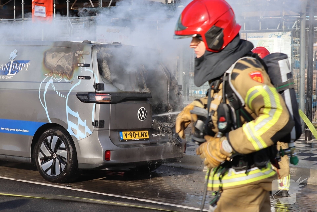 Brand in bestelbus zorgt voor rookontwikkeling