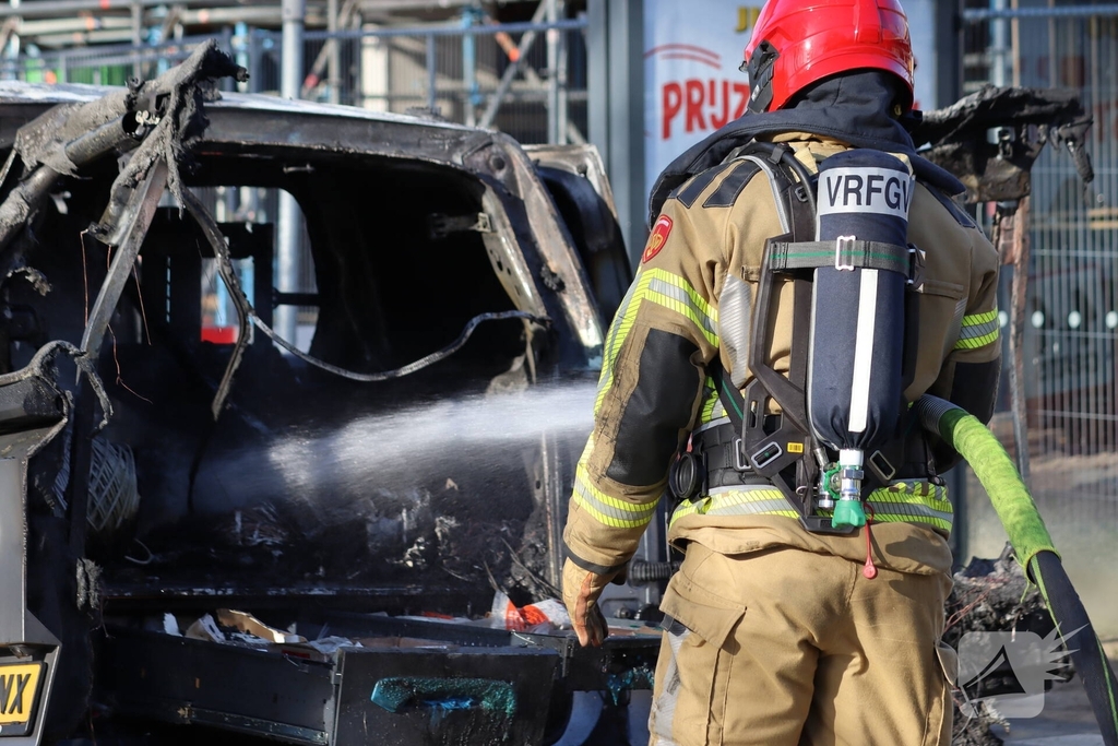 Brand in bestelbus zorgt voor rookontwikkeling