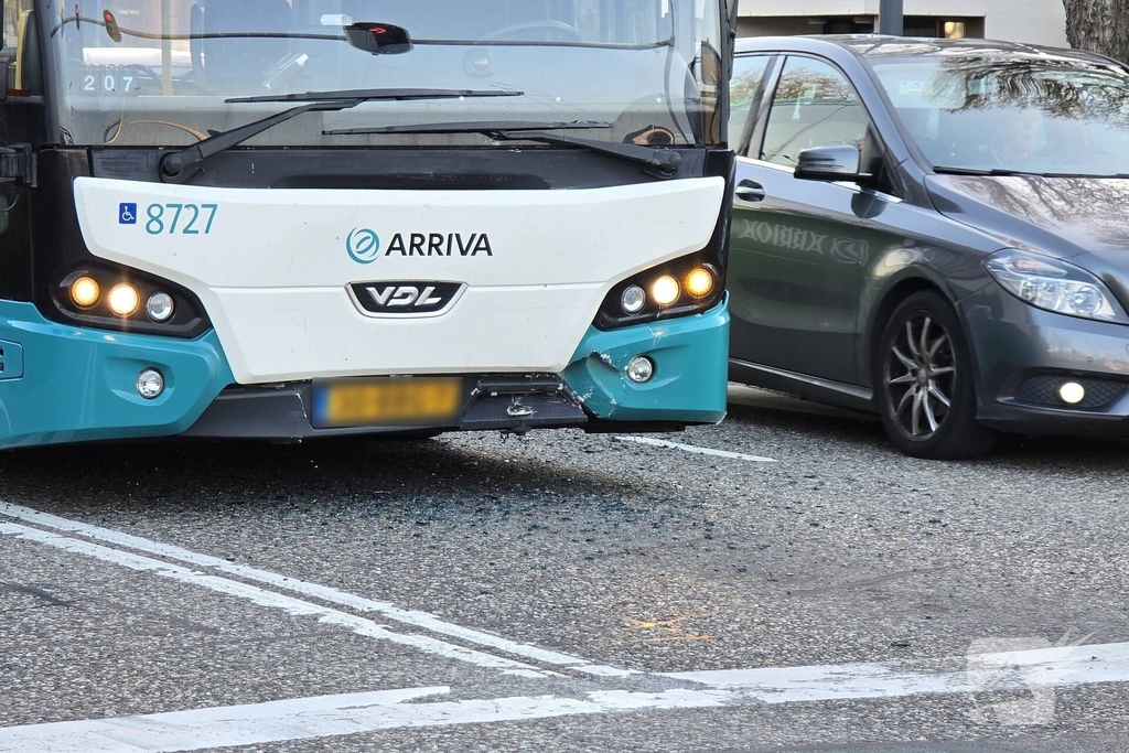 Ongeval met lijnbus en twee auto's