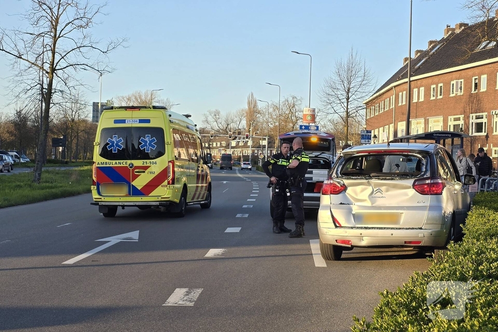Ongeval met lijnbus en twee auto's