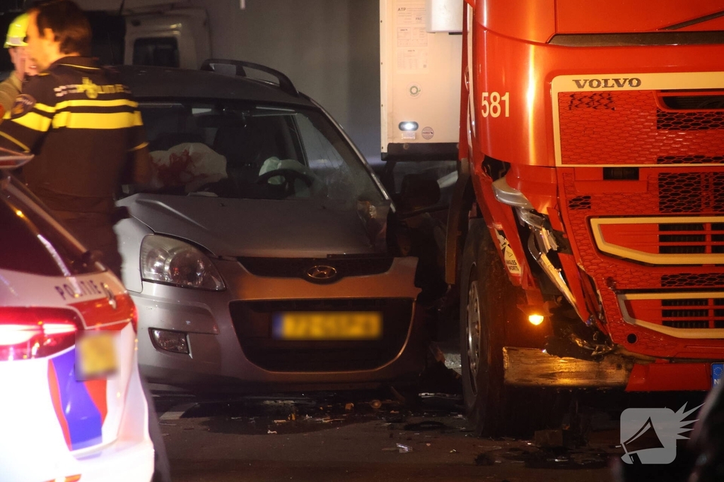Zwaargewonde bij ongeval met vrachtwagen en auto op terrein Flora Holland