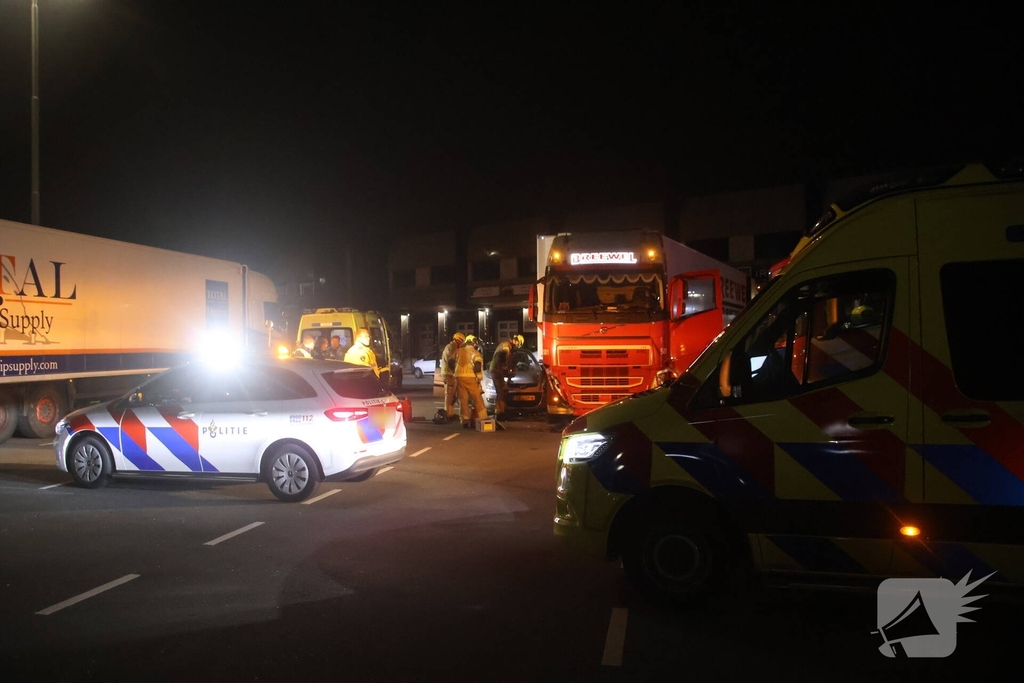 Zwaargewonde bij ongeval met vrachtwagen en auto op terrein Flora Holland