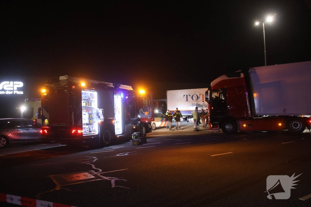 Zwaargewonde bij ongeval met vrachtwagen en auto op terrein Flora Holland