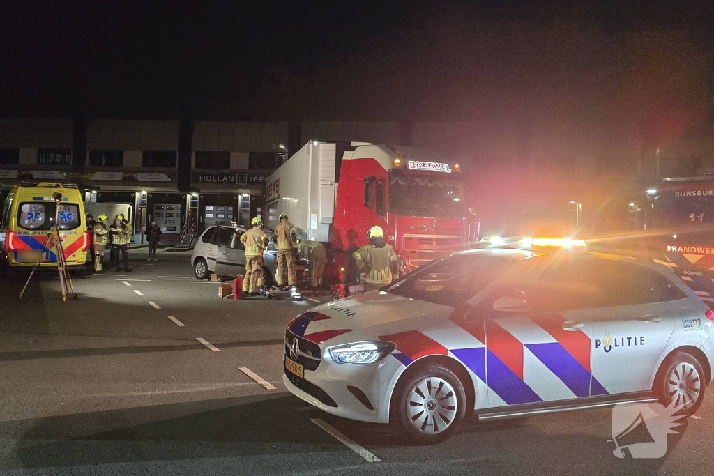 Zwaargewonde bij ongeval met vrachtwagen en auto op terrein Flora Holland