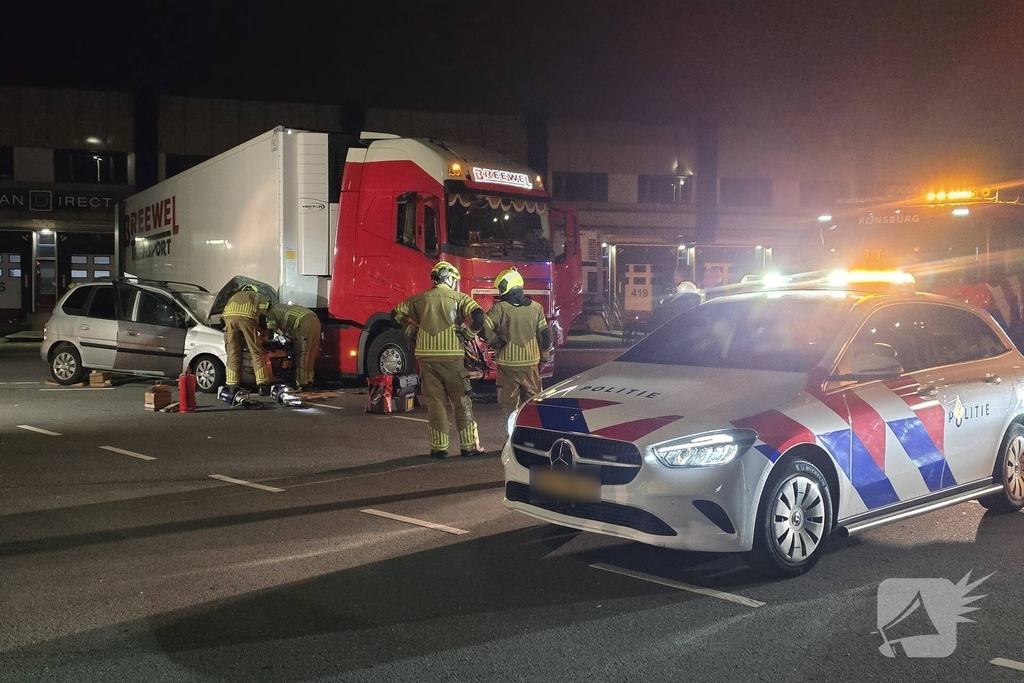 Zwaargewonde bij ongeval met vrachtwagen en auto op terrein Flora Holland