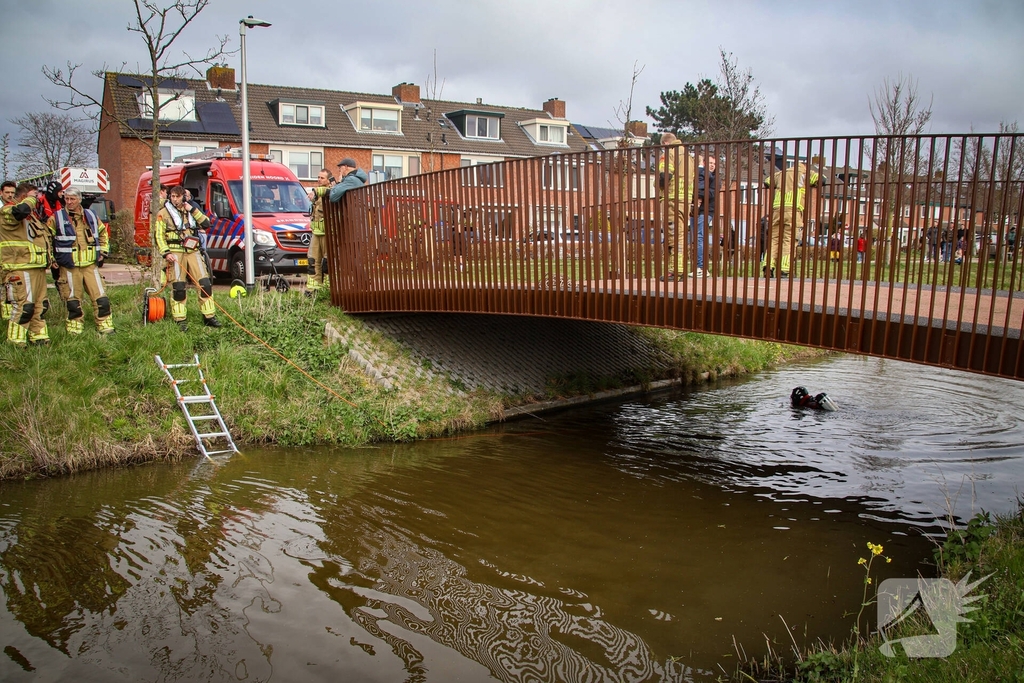 Zoekactie naar mogelijk kind in het water na aantreffen step