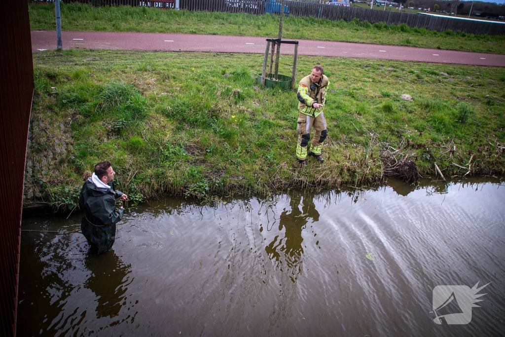 Zoekactie naar mogelijk kind in het water na aantreffen step