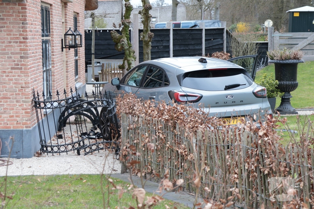 Automobilist verliest macht over het stuur en belandt in voortuin