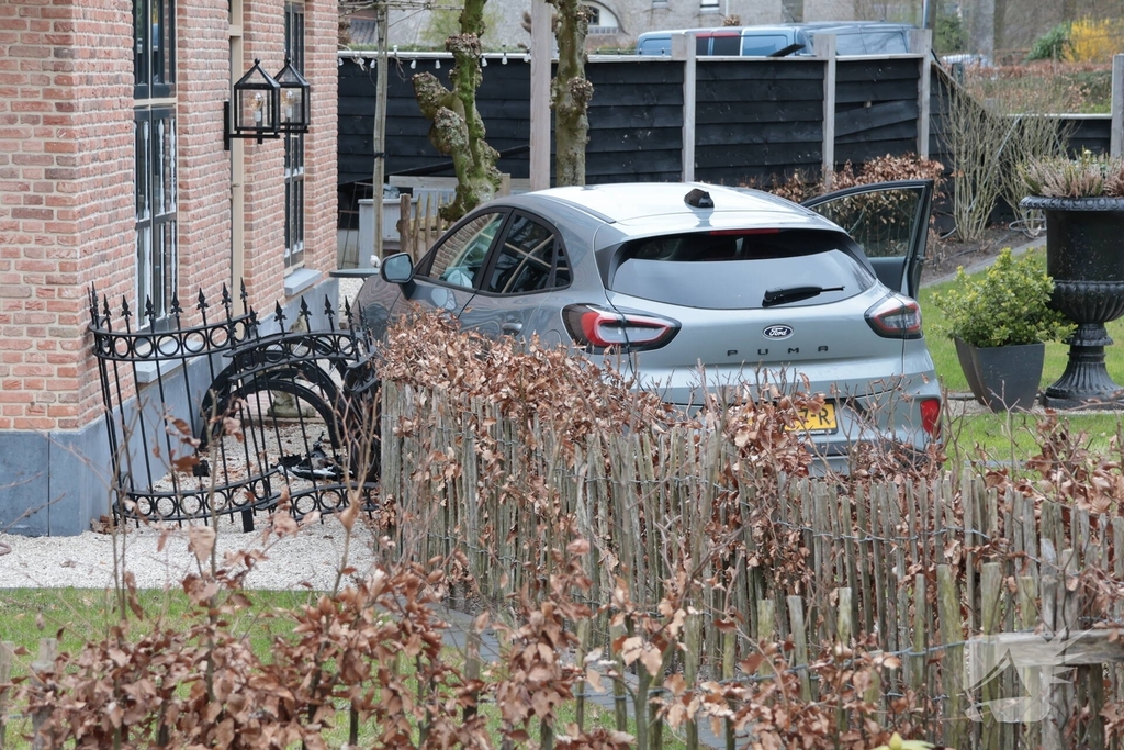 Automobilist verliest macht over het stuur en belandt in voortuin
