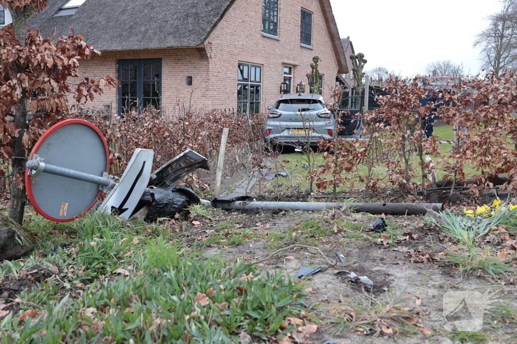 Automobilist verliest macht over het stuur en belandt in voortuin