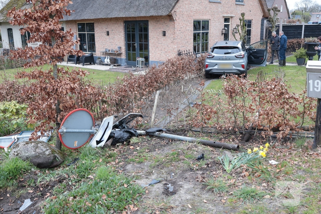 Automobilist verliest macht over het stuur en belandt in voortuin