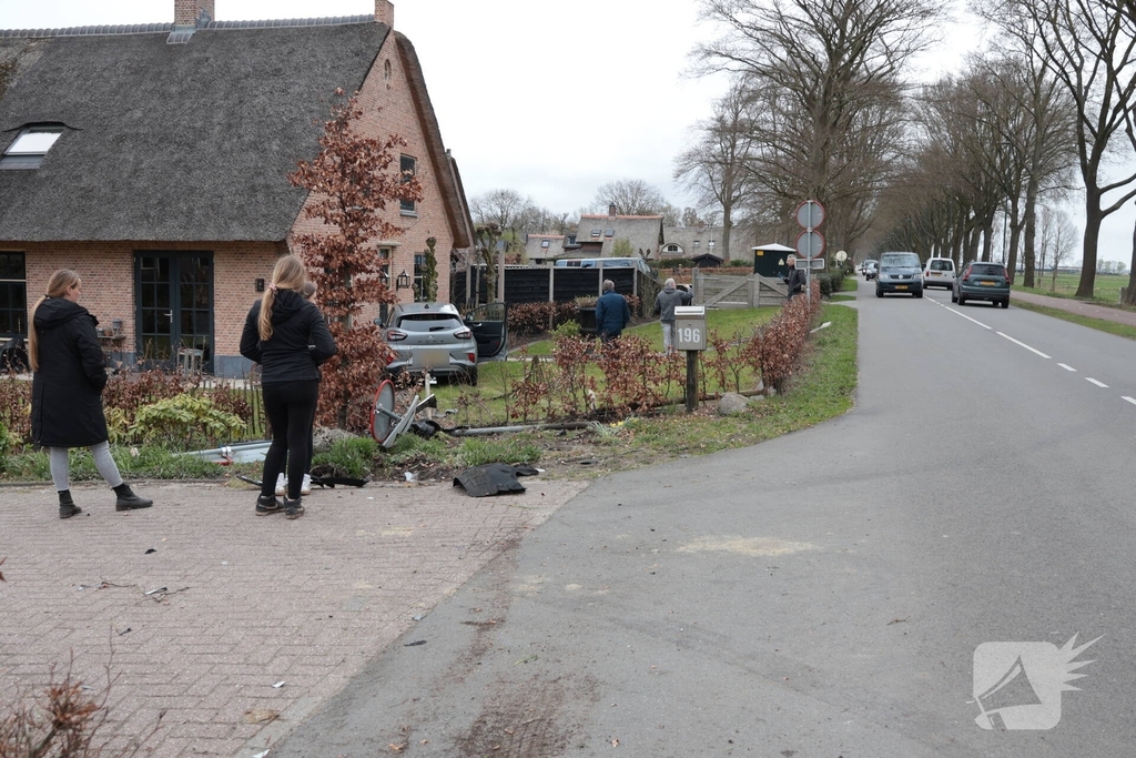 Automobilist verliest macht over het stuur en belandt in voortuin
