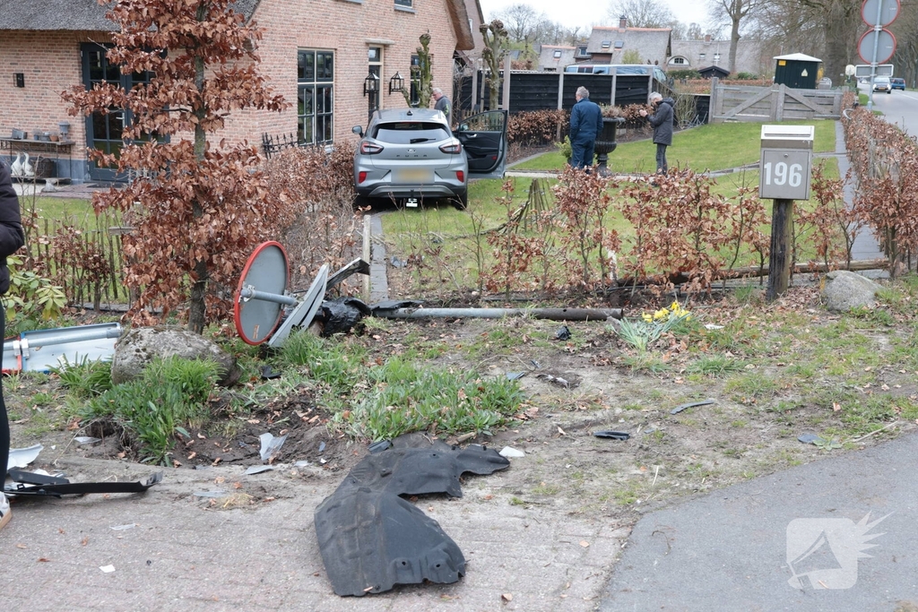 Automobilist verliest macht over het stuur en belandt in voortuin