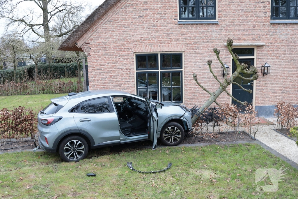 Automobilist verliest macht over het stuur en belandt in voortuin