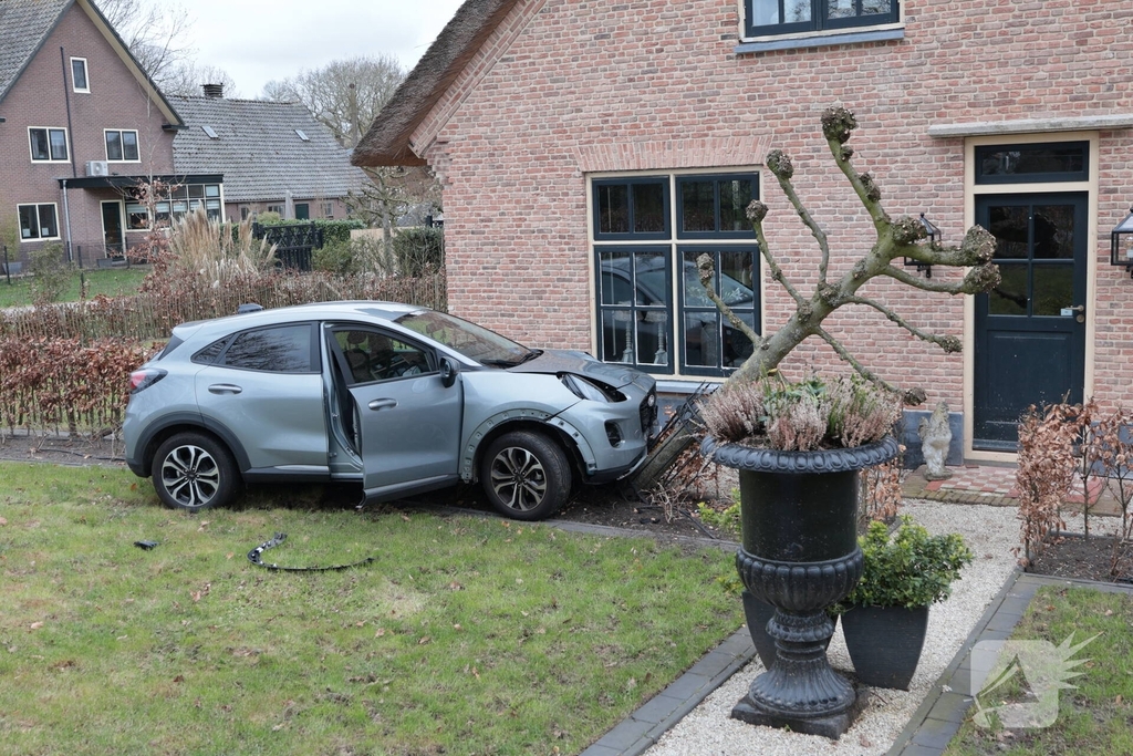 Automobilist verliest macht over het stuur en belandt in voortuin