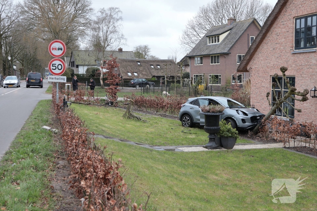 Automobilist verliest macht over het stuur en belandt in voortuin