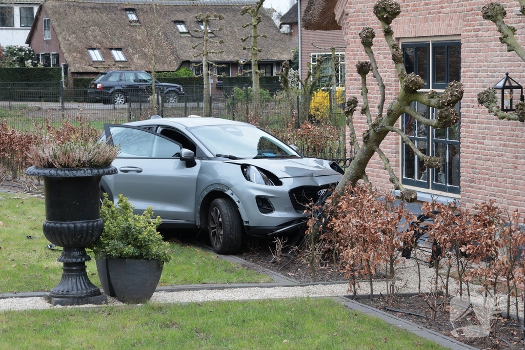 Automobilist verliest macht over het stuur en belandt in voortuin
