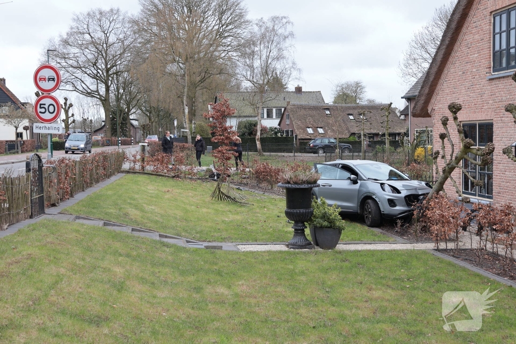 Automobilist verliest macht over het stuur en belandt in voortuin
