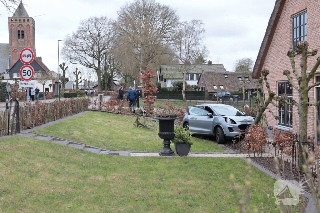 Automobilist verliest macht over het stuur en belandt in voortuin