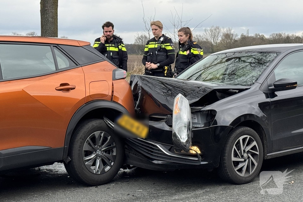 Botsing tussen twee auto's leidt tot gewonde